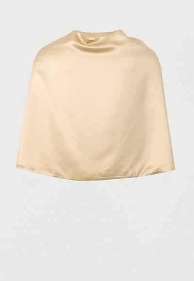 Υφασματάκι μπεζ σατέν, draped ως ομαλή, κοντή κάπα με ψηλό στρογγυλό λαιμόκοψη, σε απλό φόντο.