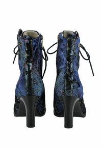 Stivaletti con tacco alto in tessuto floreale blu scuro, accenti in vernice nera e cuciture di colore contrastante. Dettaglio stringato sul retro.