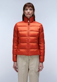 Dikke oranje jas met een hoge kraag, ritsluiting aan de voorkant en zijzakken; heeft horizontale quilt en een glad, glanzend materiaal.