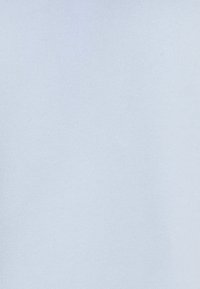 Jasnoniebieska bawełniana tkanina o gładkiej, lekko fakturowanej powierzchni i równomiernym rozkładzie koloru. Brak widocznych wzorów ani dekoracji.