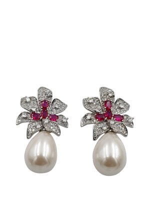 Orecchini a pendente con un design floreale in argento, impreziositi da gemme rosse e zirconia cubica, adornati con una grande perla bianca alla base.