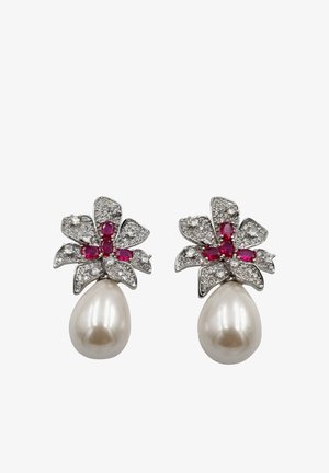 Hängende Ohrringe mit einem silbernen Blumen-Design, besetzt mit roten Edelsteinen und Zirkonia, verziert mit einer großen weißen Perle am Ende.