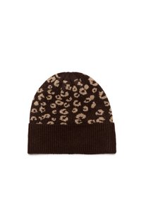 Bruine gebreide beanie met een luipaardpatroon in lichtbeige. De stof is textuur, met een geribbelde manchette aan de onderkant.