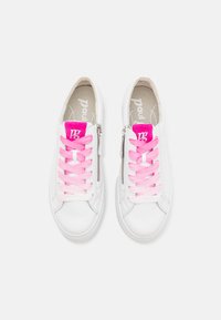 Weiße Leder Sneaker mit rosa Schnürsenkeln und passender Zunge, seitlichem Reißverschluss und strukturiertem Sohlenprofil.