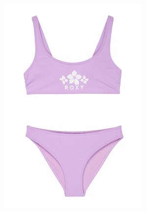 Liliowy dwuczęściowy strój kąpielowy z kwiatowym logo i napisem "ROXY" na górze, z dekoltem w kształcie litery U i dopasowanymi majtkami bikini.