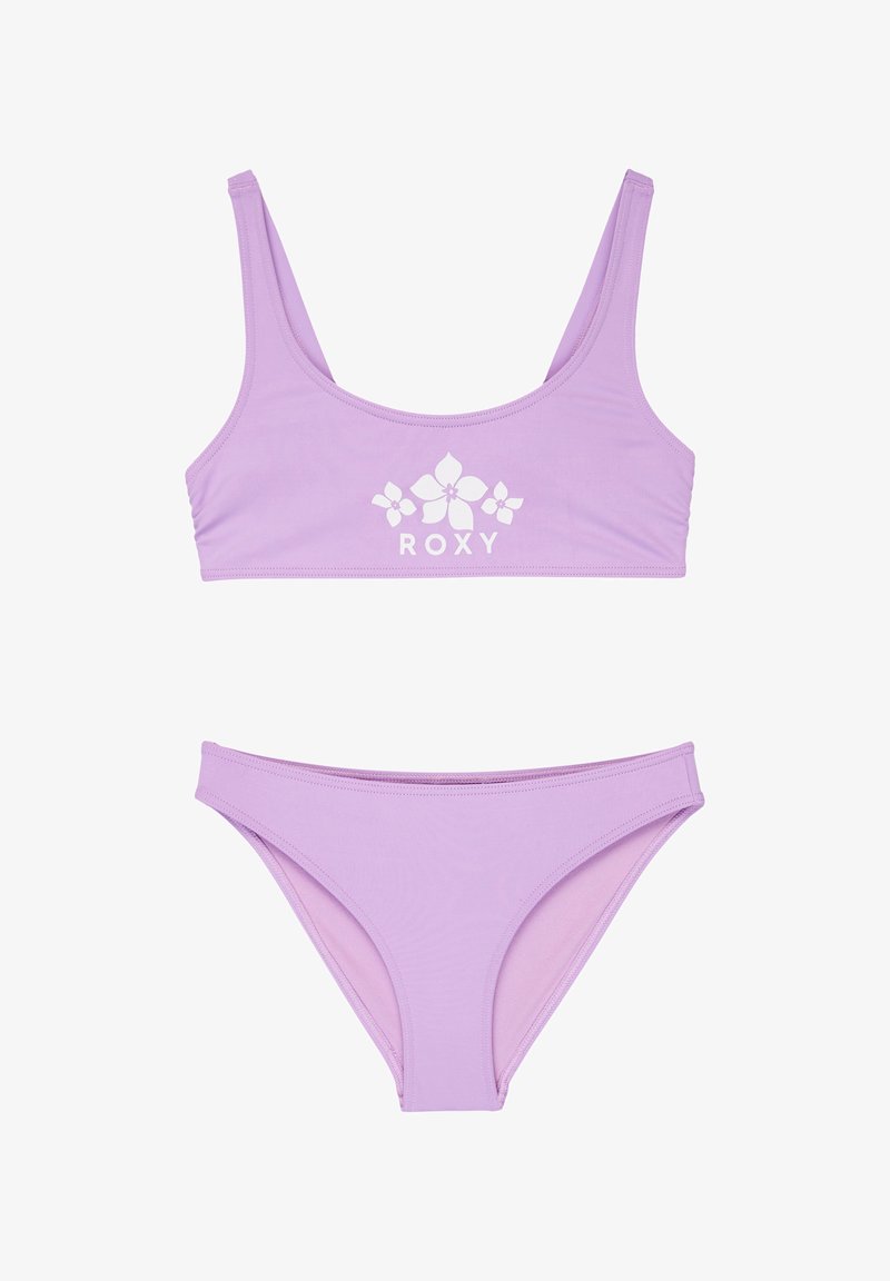 Bañador de dos piezas lila con logo floral y texto "ROXY" en la parte superior, que presenta un escote redondo y braguitas de bikini a juego.