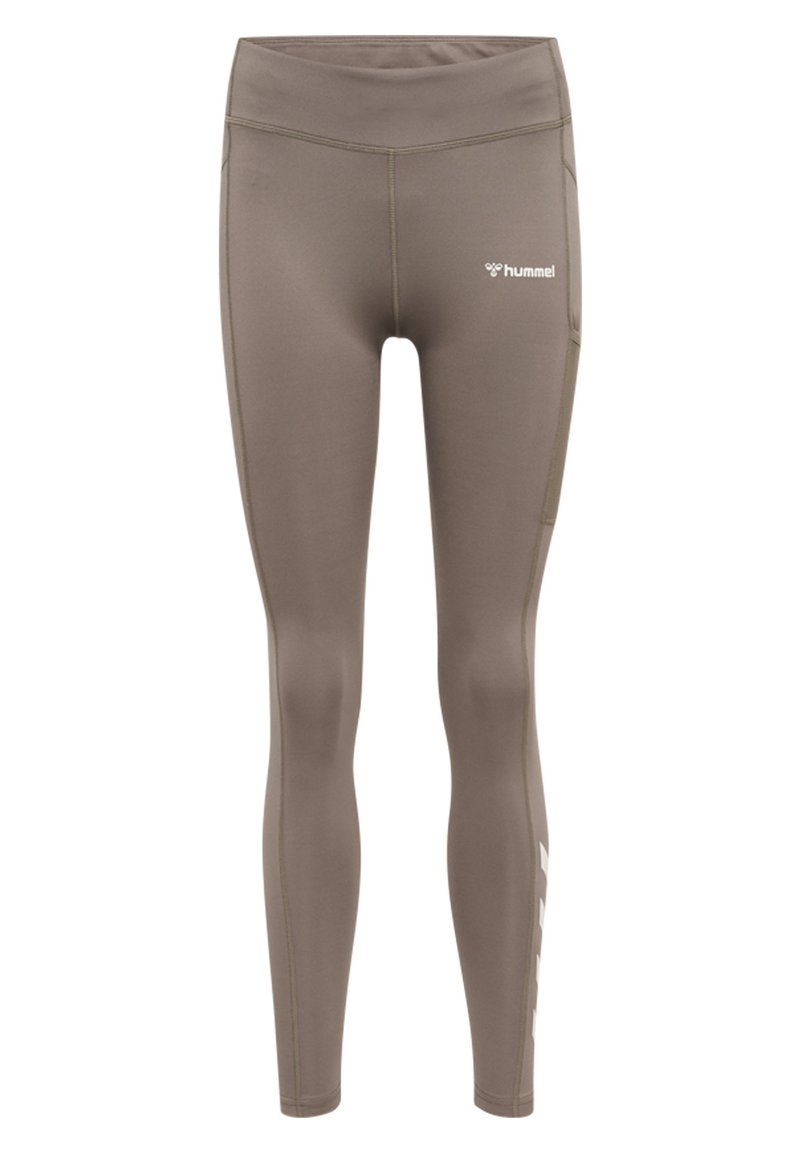 Bruna, hög midja leggings gjorda av stretchigt material, med platta sömmar och en vit logotyp på vänster ben.
