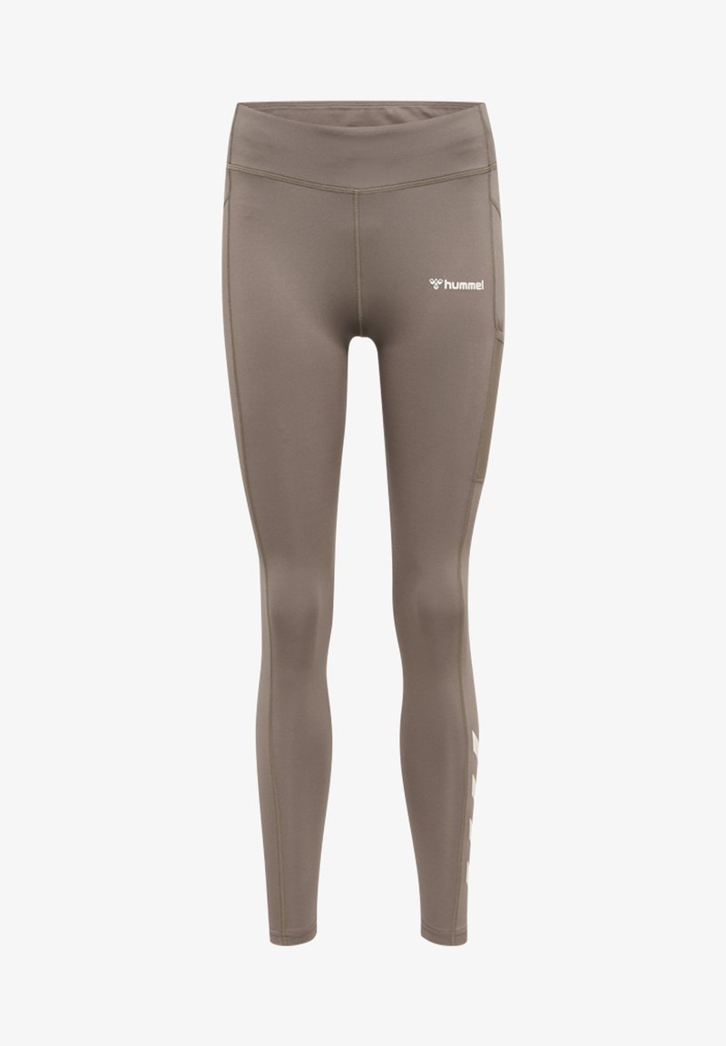 Bruine, high-waisted legging gemaakt van rekbaar materiaal, met flatlock naden en een wit logo op het linkerbeen.