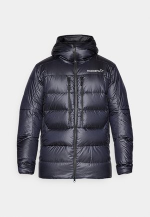 Chaqueta de plumas de un oscuro azul marino, con capucha, cierre de cremallera en el frente, dos bolsillos en el pecho y logo distintivo en la parte superior izquierda. Textura suave y brillante.