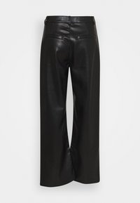 Pantalon large noir en cuir synthétique avec poches passepoilées au dos et passants de ceinture, vu de dos sur fond blanc.