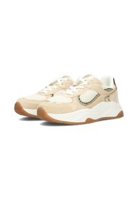 Zapatillas beige y blancas con texturas de malla y ante, que cuentan con cordones redondos, un acento lateral con patrón y una suela de goma con un ligero relieve.