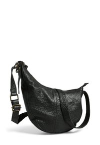 Sac en cuir noir avec une surface texturée, une forme courbée et une bandoulière réglable. Il dispose d'une fermeture éclair et de détails de couture décoratifs.