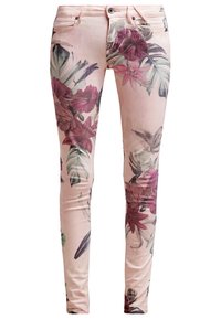 Roze bloemenjeans met een levendig patroon van paarse en roze bloemen en groene bladeren, gemaakt van denim met een gladde textuur.