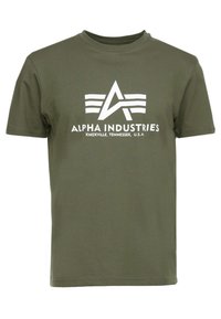 Olivově zelené bavlněné tričko s kulatým výstřihem, se středově umístěným bílým grafickým textem a logem "Alpha Industries" na přední straně.