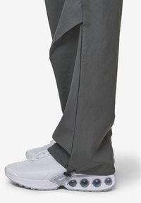Pegador ARDEN PARACHUTE PANTS - Nadrágok - anthracite/black