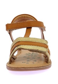 Bruine leren sandalen met twee stoffen banden, open te ontwerp en een gestructureerde inlegzool met een bloemmotief. Vlakke rubberen zool.