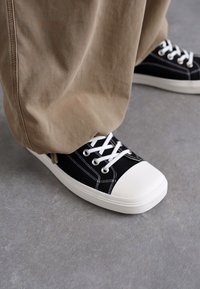 MOSCHINO Höga sneakers - nero