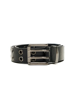 Ceinture en cuir noir avec boucle métallique argentée à deux ardillons et plusieurs œillets métalliques, roulée sur fond blanc.