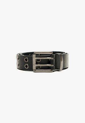 Cintura in pelle nera con fibbia in metallo argentato a due punte e molteplici occhielli metallici, arrotolata su sfondo bianco.