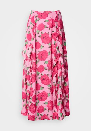 Blomstermaksiskjørt i rosa stoff med store, livlige røde roser og grønne blader. Har volanger langs siden for ekstra tekstur.