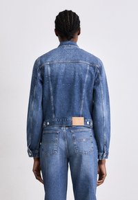 Tommy Jeans CLASSIC TRUCKER - Jakna iz džinsa - denim medium