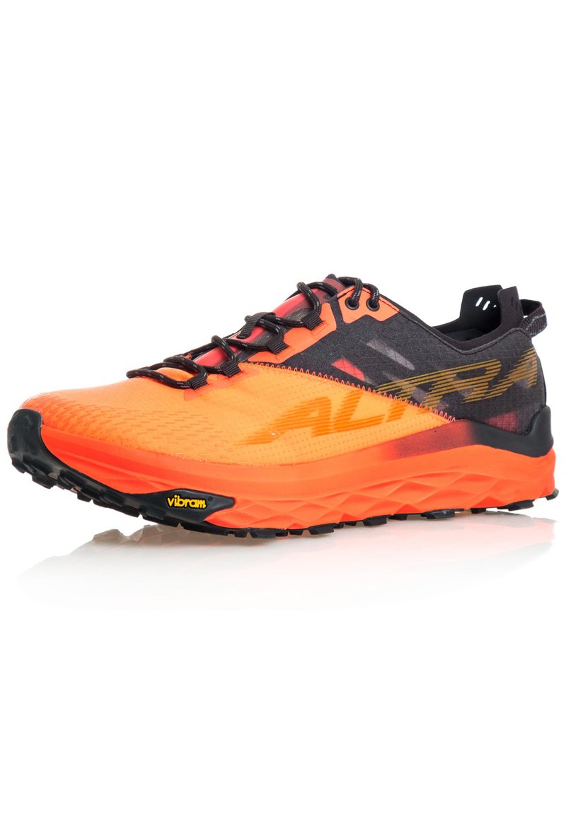 Scarpa da trail running arancione e nera con tomaia texturizzata, sistema di allacciatura e suola in gomma Vibram. Caratterizzata da un design leggero per una migliore aderenza.