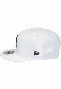Weißes Baseballcap mit flachem Schirm, mit schwarzem gesticktem Logo auf der Vorder- und Seite. Hergestellt aus Stoff mit einer strukturierten Form.
