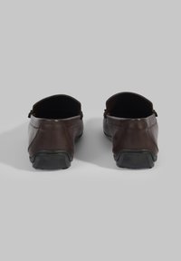 Bruine leren schoenen met een gladde afwerking, ronde neus, open achterkant en een gestructureerde zwarte rubberen zool.