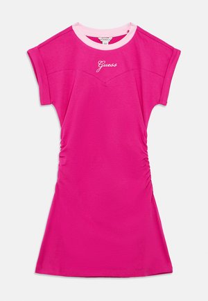 Φούξια φόρεμα με κοντά μανίκια, στρογγυλή ροζ λαιμόκοψη, πλυμένες πλευρές και λογότυπο "Guess" σε λευκό πέρα από το στήθος. Λείος υφασμάτινος υφή.