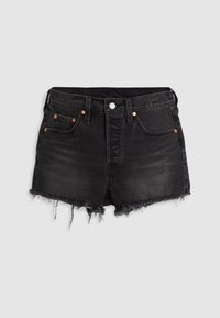 Short en denim noir avec bords effilochés, bouton et fermeture éclair à l'avant, passants pour ceinture et design cinq poches avec rivets en cuivre.