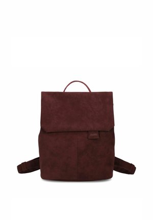 Dunkelbrauner rechteckiger Rucksack mit Klappdeckel, kleinem Griff, zwei verstellbaren Schultergurten und einem dezenten Markenlabel auf der Vorderseite.