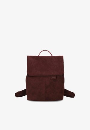Dunkelbrauner rechteckiger Rucksack mit Klappdeckel, kleinem Griff, zwei verstellbaren Schultergurten und einem dezenten Markenlabel auf der Vorderseite.
