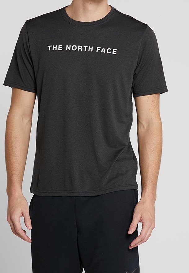 Černé tričko s krátkým rukávem vyrobené z lehkého materiálu, s bílým logem "THE NORTH FACE" přes hrudník. Hladký povrch, ležérní střih.