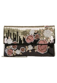 Perlen-Clutch mit einer Oberfläche aus goldenen, silbernen und schwarzen Pailletten; florale Muster in Pink und Weiß; silberne Kettenriemen; rechteckige Form.