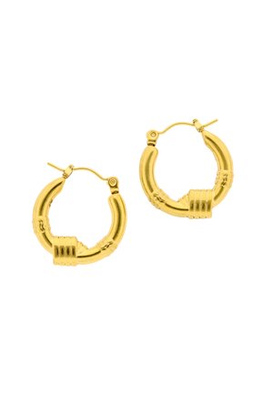 Para złotych kolczyków kołowych z teksturowanymi rowkami i zapięciem na zatrzask z rowkami na białym tle.