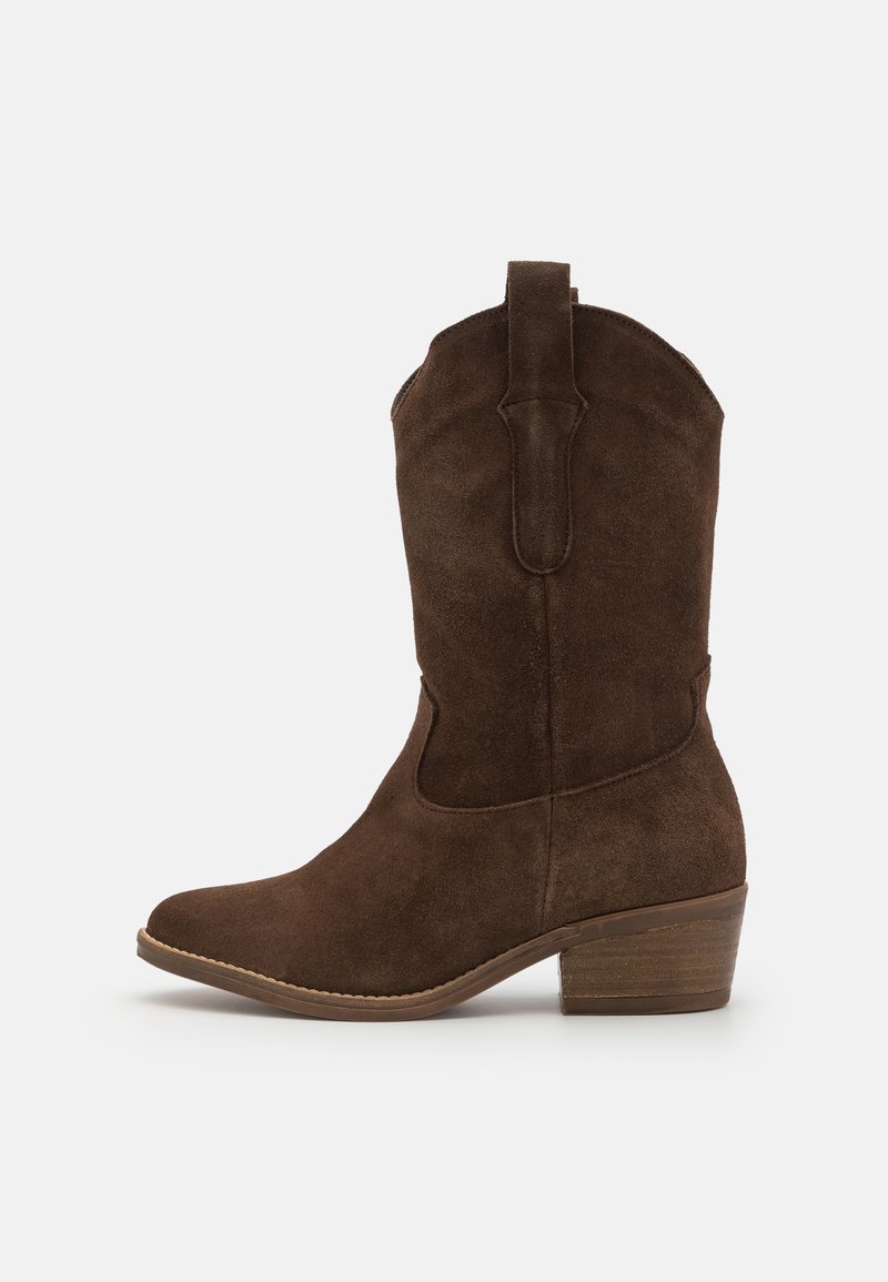 Brune suede cowboystøvler med spidse tæer, mellemhøje stablede hæle, sidesøm og strop bagpå. Blød tekstur, ingen synlige mønstre.