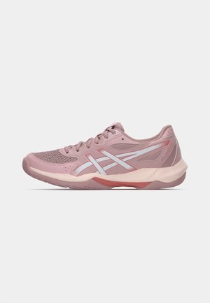 Sneaker sportiva rosa chiaro con strisce laterali bianche, chiusura con lacci, tomaia in mesh e suola imbottita su sfondo bianco uniforme.