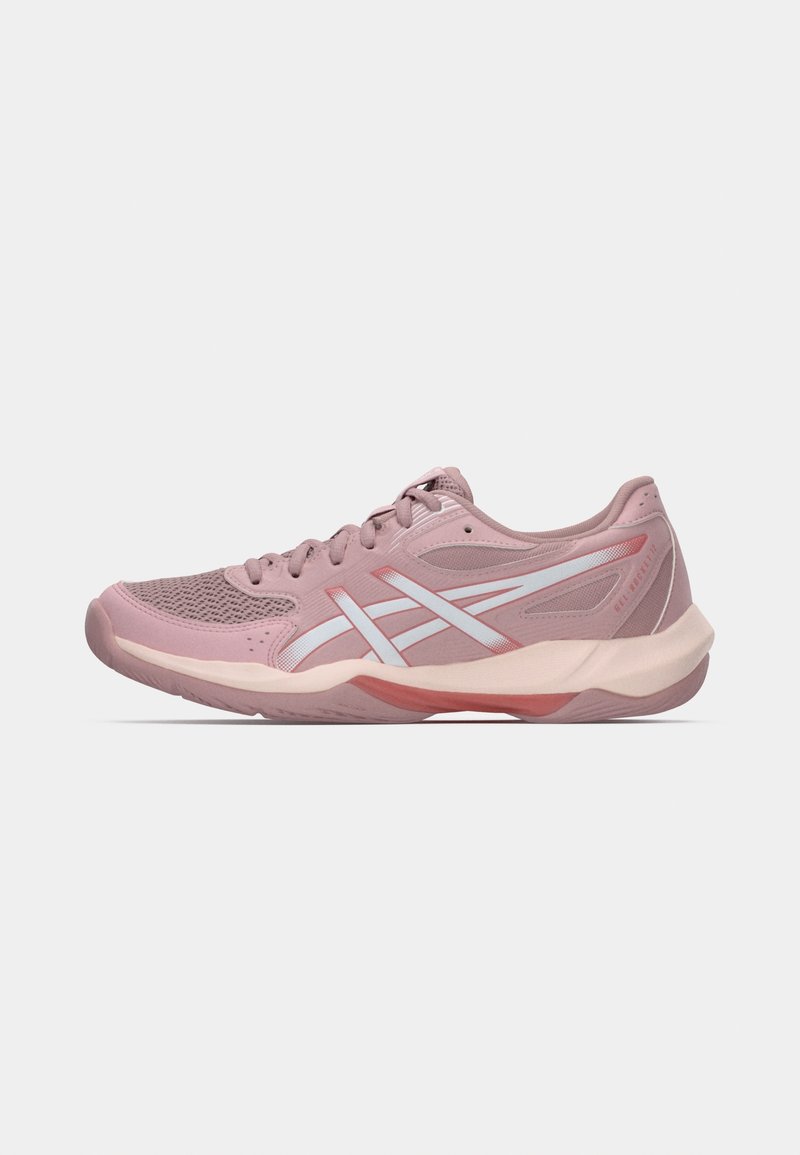 Baskets de sport rose clair avec des bandes blanches latérales, fermeture à lacets, tige en mesh et semelle rembourrée sur fond blanc uni.