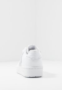 adidas Originals RIVALRY LOW - Sneakers basse - footwear white/core black