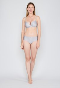 Silbernes Dessous-Set mit einem gemusterten BH mit dünnen Trägern und passenden niedrig geschnittenen Slips, beide aus weichem, glattem Stoff.