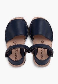 Sandali in pelle blu navy con design cucito, open-toe e cinturino alla caviglia regolabile. Fodera interna morbida con logo del marchio sulla soletta.