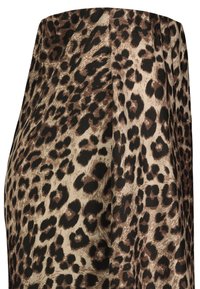 Leopardenmusterstoff in Brauntönen und Beige mit glatter Textur. Das Design zeigt unterschiedlich große schwarze Flecken auf einem hellen Hintergrund.