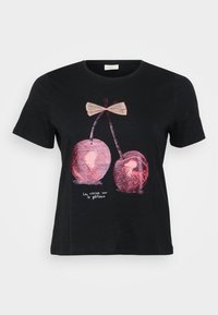Svart t-skjorte med korte ermer som har et grafisk motiv av to rosa kirsebær med en sløyfe, og teksten "La cerise sur le gâteau" i hvitt.