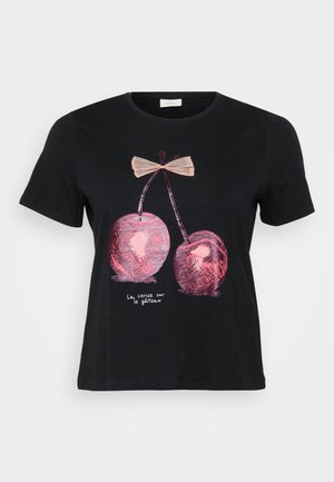 Crna majica s kratkim rukavima koja prikazuje grafiku dviju ružičastih trešanja s mašnom i tekst "La cerise sur le gâteau" u bijeloj boji.