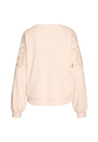 Lichtroze sweatshirt met lange ballonmouwen, voorzien van geborduurde bloemenontwerpen op de bovenarmen en een ronde halslijn. Zachte textuur.