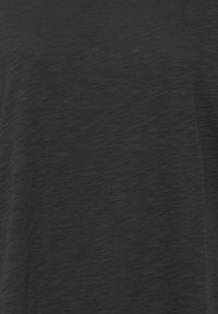 Sort t-shirt med en glat, struktureret overflade og subtilt meleret mønster, med rund hals og korte ærmer.