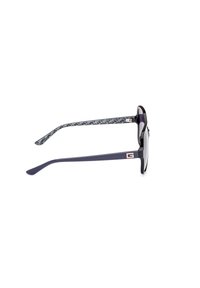 Sluneční brýle s černým rámečkem, šedými vzorovanými stranami a zlatými detaily. Disponují elegantním designem s tónovanými skly.