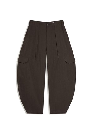 Pantalon large marron foncé à taille haute avec grandes poches cargo latérales, présenté à plat sur fond blanc.