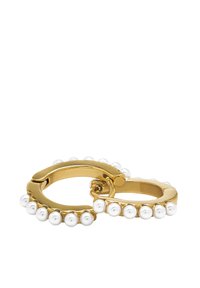 Kolczyki koła w złotym odcieniu z rzędem małych białych perełek na zewnętrznej krawędzi, o gładkim wykończeniu i z zapięciem na zawias.