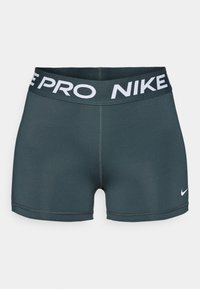 Tamno sivi Nike Pro atletski šorc s širokim elastičnim pojasom na kojem se u bijelom slovima ispisuje "NIKE PRO" uz mali bijeli Nike swoosh logo.